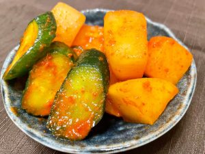 きゅうりと大根のカクテキの写真。爽やかさと辛味を合わせた食養生の一皿で、余分な熱と湿の巡りを整える東洋医学的な料理が写っている。