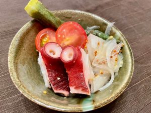 焼きオクラとタコのマリネを盛りつけた料理写真