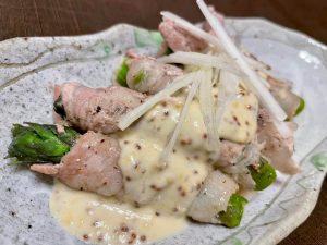 アスパラの肉巻きマヨマスタードソースがけ