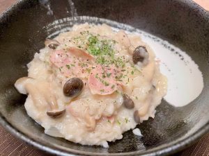 しめじとベーコンのチーズリゾットの料理写真