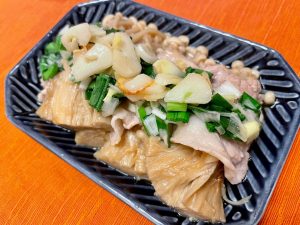 えのきの豚巻きにんにくバター焼きを盛りつけた料理写真