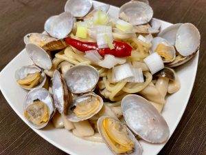 ボンゴレビアンコを盛りつけた料理写真